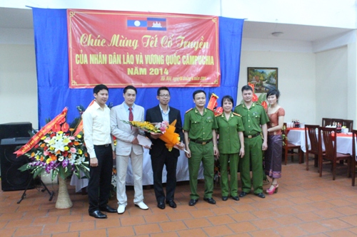 Các đơn vị chúc mừng các học viên Lào và Campuchia nhân dịp Tết cổ truyền